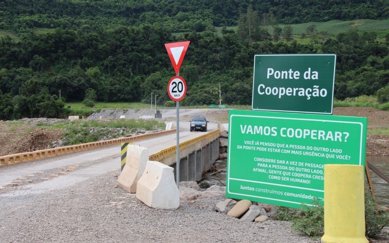 Ponte da CooperaÃ§Ã£o Ã© usado como desvio provisÃ³rio enquanto a ponte principal nÃ£o Ã© concluÃ­da