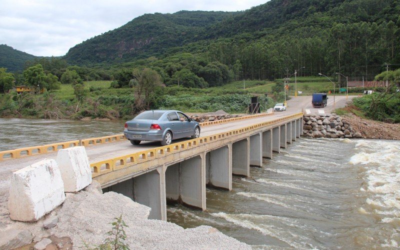 Ponte da Cooperação é usado como desvio provisório enquanto a ponte principal não é concluída