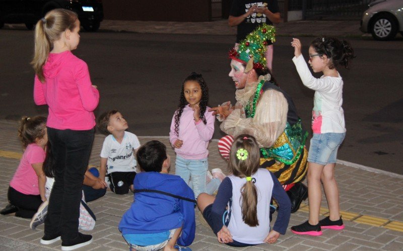 Teatro Luz & Cena se apresentou e brincou com as crianças