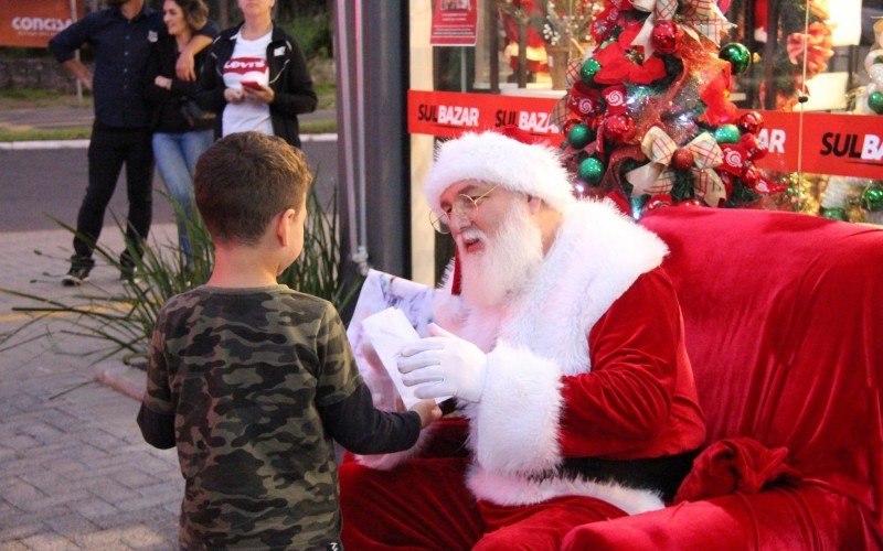 Papai Noel recebeu cartinhas e tirou fotos