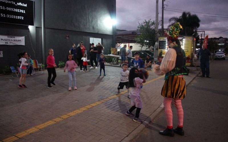 Teatro Luz & Cena se apresentou e brincou com as crianças