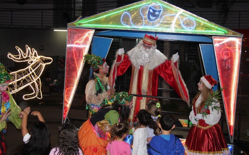 Teatro Luz & Cena se apresentou e brincou com as crianças