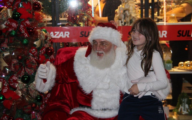 Papai Noel recebeu cartinhas e tirou fotos