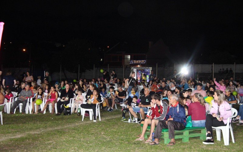 Centenas de crianças se reuniram para assistir ao cinema ao ar livre