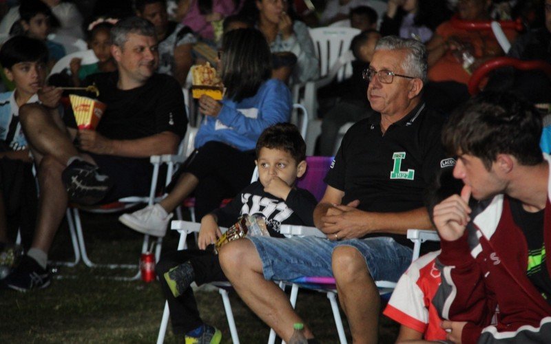 Centenas de crianças se reuniram para assistir ao cinema ao ar livre