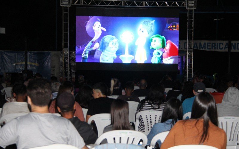 Centenas de crianças se reuniram para assistir ao cinema ao ar livre