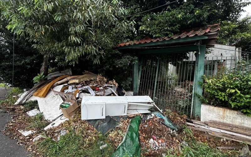 Ratos e baratas saem de entulho e invadem casa de moradores: "Convivendo com bichos dentro de casa"