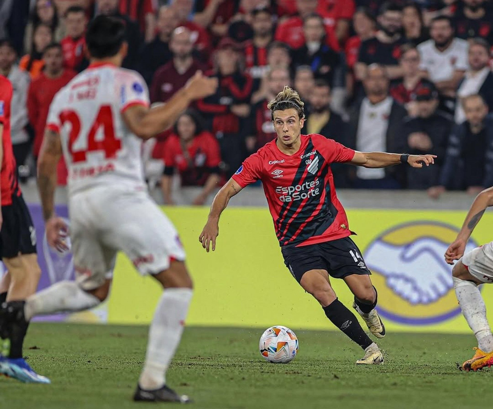 Além do volante Erick, Inter estaria de olho em atacante do Athletico-PR