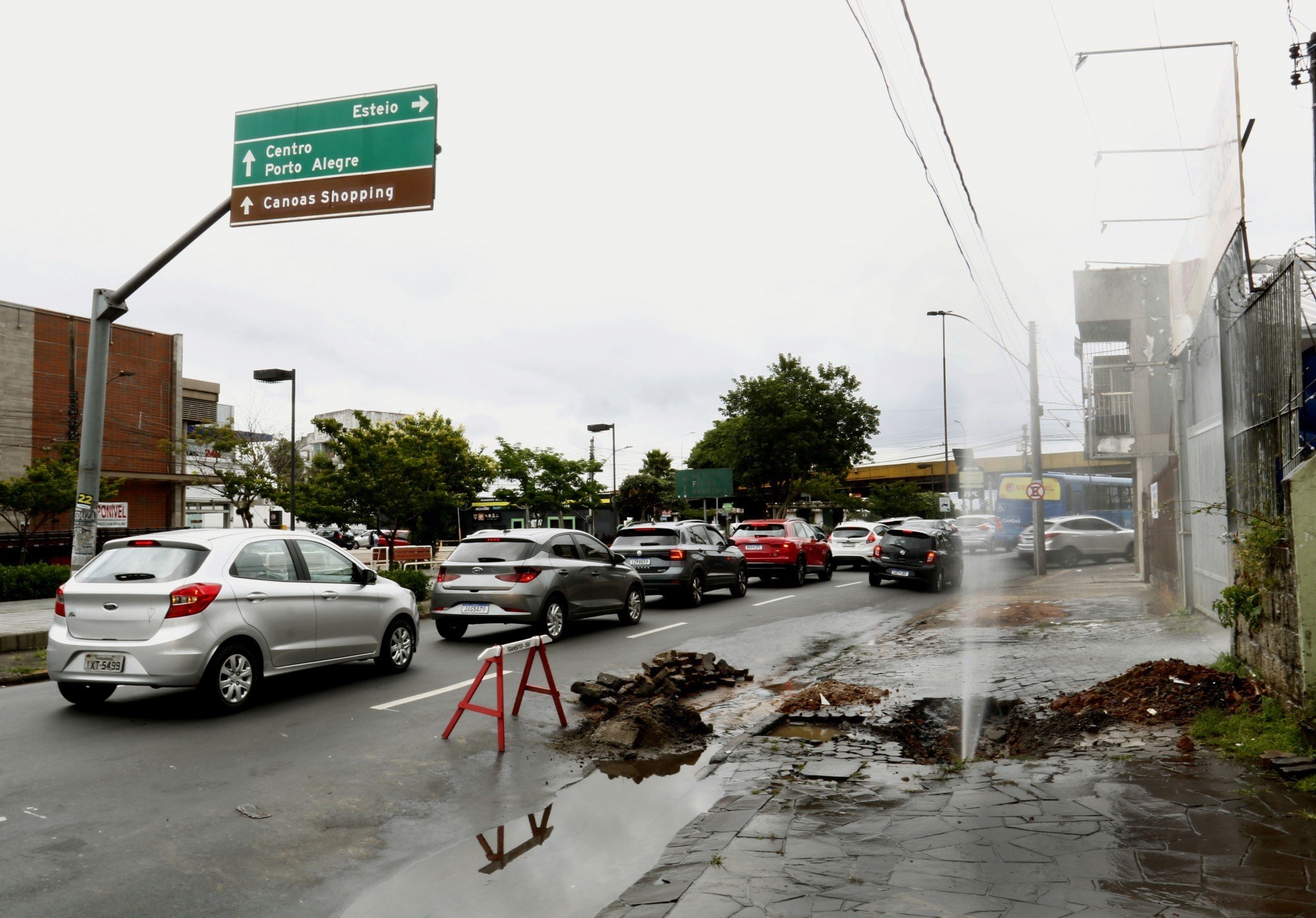 Rompimento de tubulação prejudica trânsito na Avenida Inconfidência