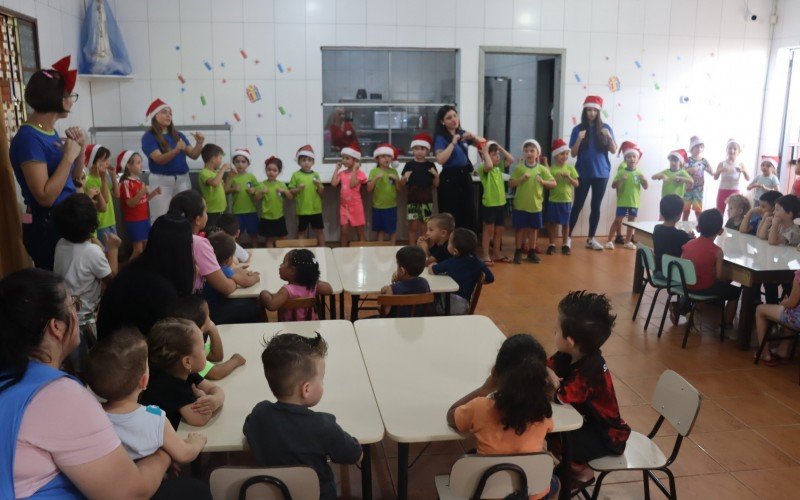 Escola Primeiro Mundo doa brinquedos a centro comunitário afetado pela enchente