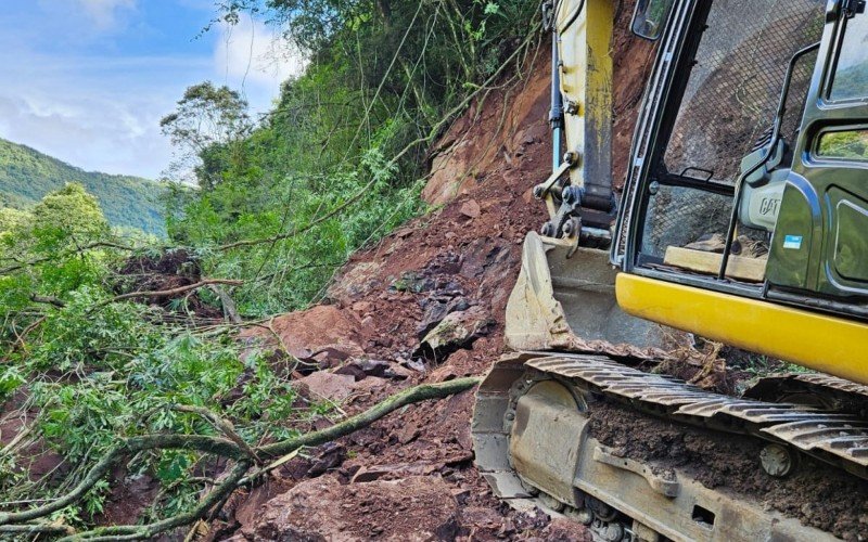 Estrada entre Gramado e Caxias do Sul pela Ponte do Raposo está bloqueada devido à queda de barreira