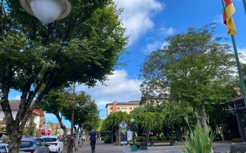 Sol entre nuvens no Centro de Gramado