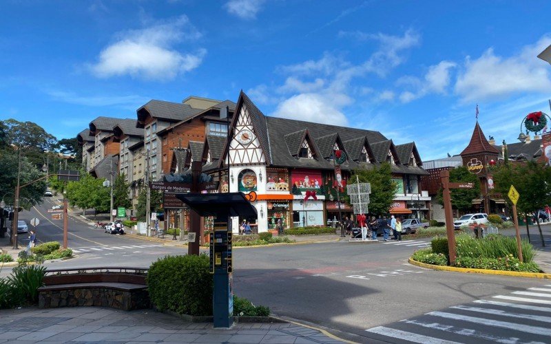 Sol entre nuvens no Centro de Gramado