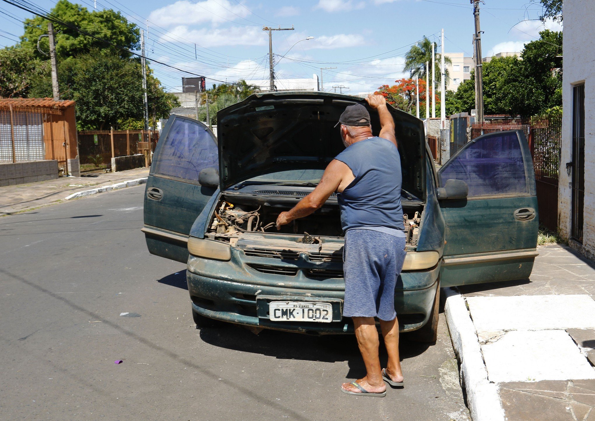 Carro abandonado da enchente preocupa moradores da Rua Dom João Bosco