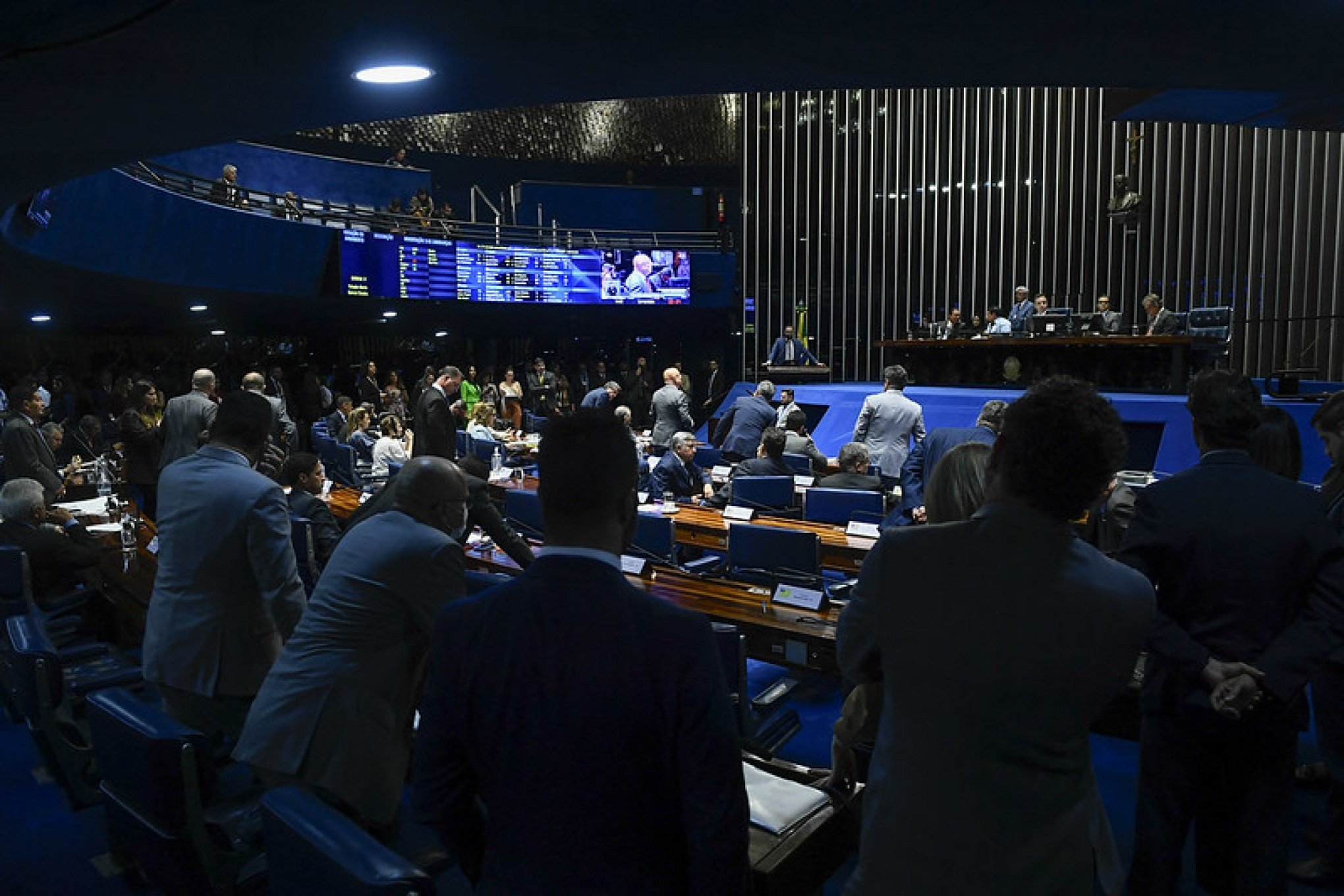 Senado aprova regra que dribla teto salarial e eleva salários na Câmara a R$ 77 mil