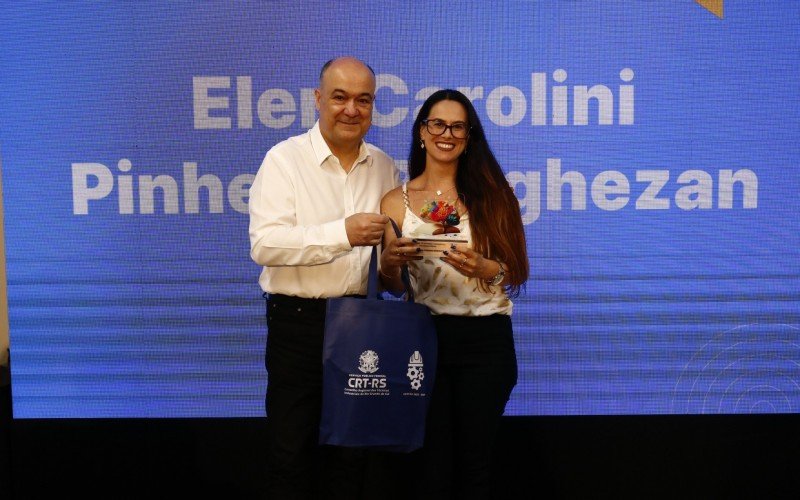 A professora Elen Carolini Pinheiro Borghezan recebeu o troféu das mãos do CEO do Grupo Sinos, Fernando Gusmão | abc+