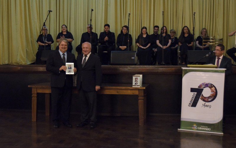 Entrega de comendas e títulos honoríficos em alusão aos 70 anos de Gramado