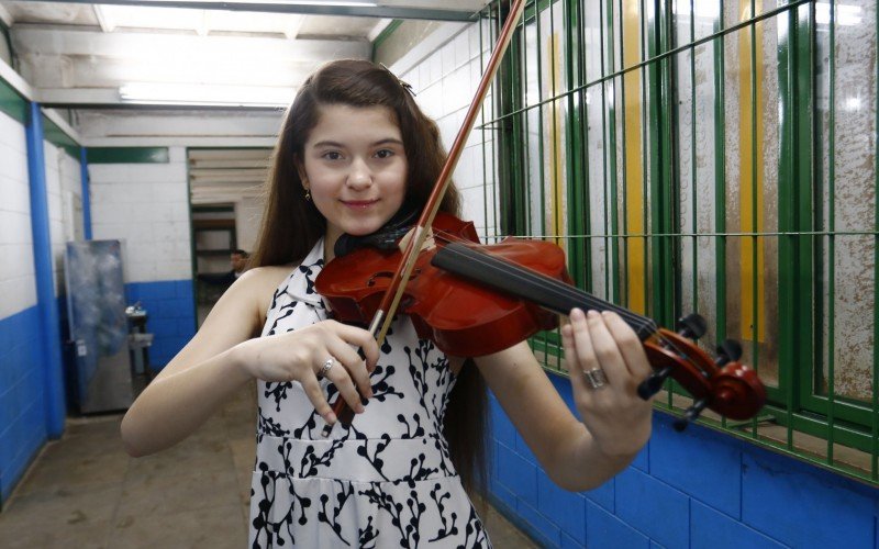 Eduarda Sanhudo se interessou pela delicadeza do violino e faz aulas desde julho