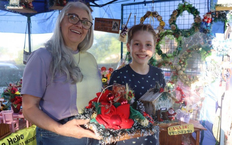 Bernarderte e o filho Carlos passeiam pela feira de artesanato antes do espetáculo