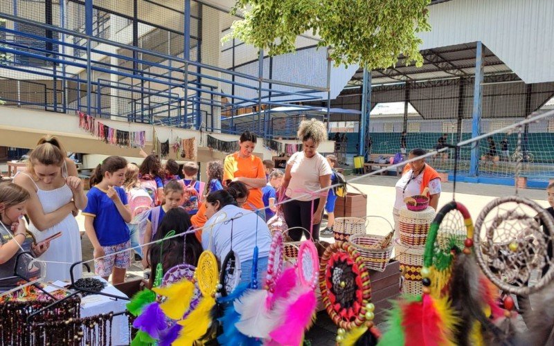 Aldeia indígena Por Fi Ga realiza feira de artesanato na escola Paul Harris