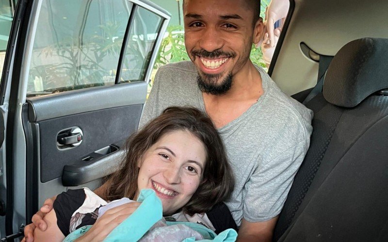 "Foi adrenalina pura": Bebê nasce dentro do carro em frente a hospital de Novo Hamburgo