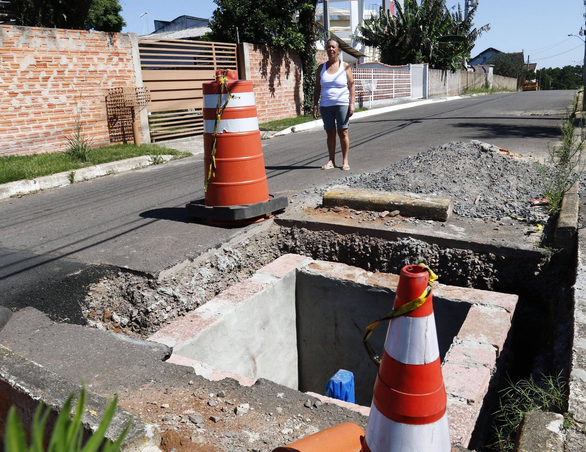 Moradores relatam perigo com buraco aberto há mais de dois meses