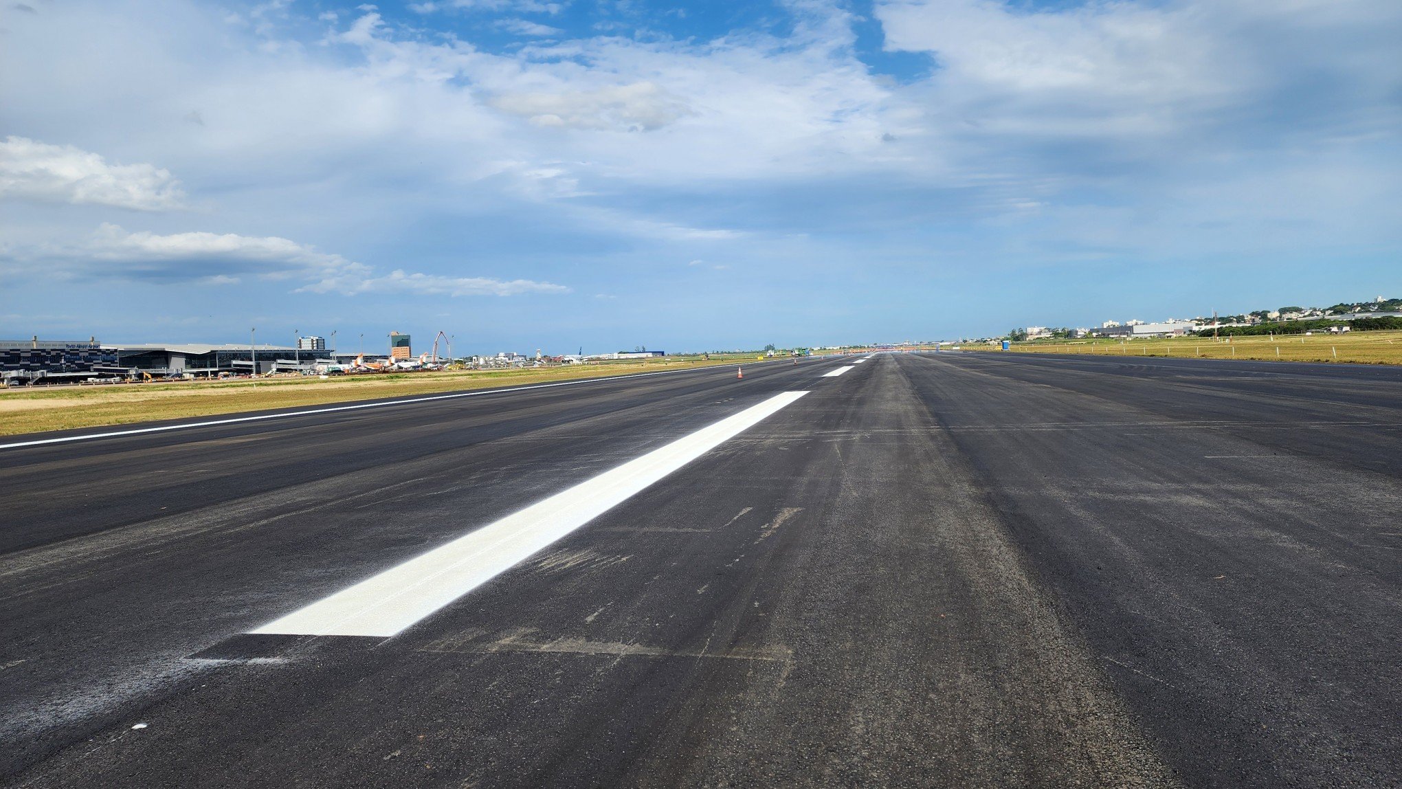 Fraport confirma datas de liberação da pista e de primeiro voo internacional no Aeroporto Salgado Filho após enchentes