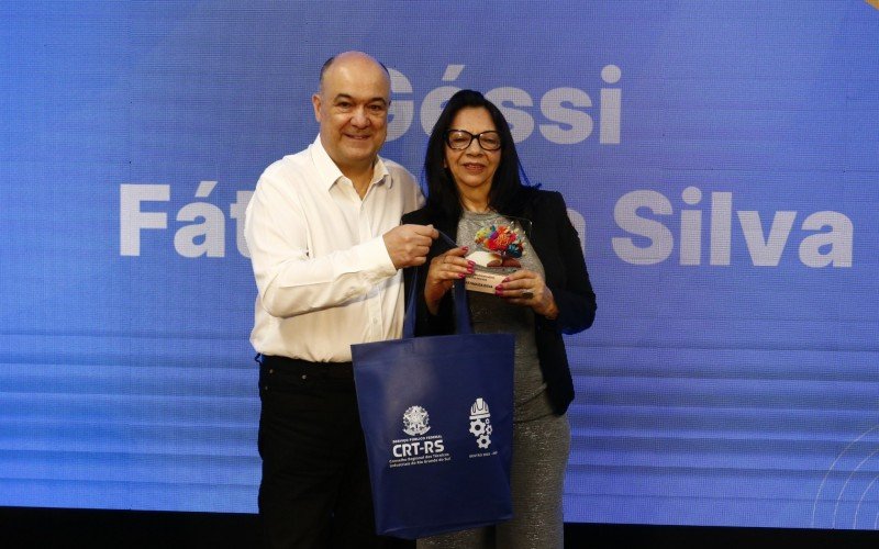 Géssi Fátima da Silva ficou em primeiro lugar na categoria Professor de Ensino Médio em Escola Privada e recebeu o troféu do CEO do Grupo Sinos, Fernando Gusmão | abc+