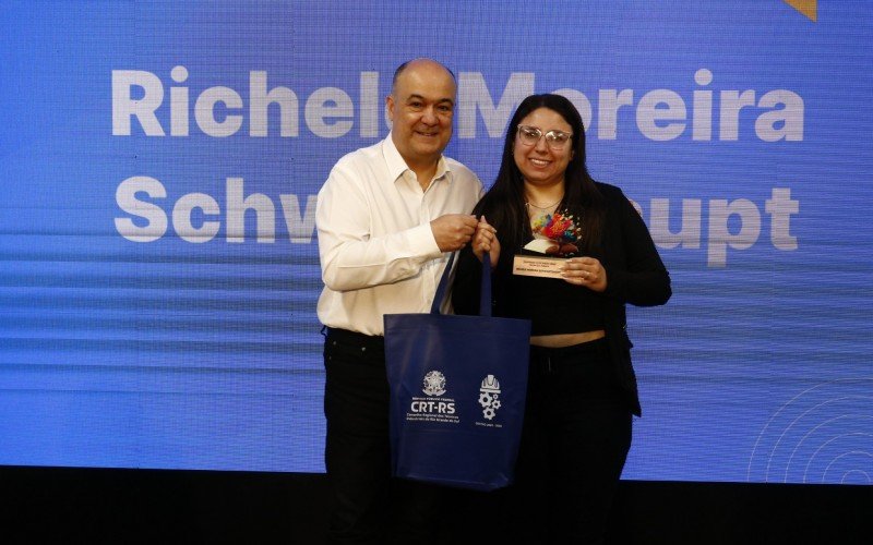 Richele Moreira Schwartzhaupt venceu na categoria Professor de Ensino Médio em Escola Pública. Na foto, ela recebe o troféu das mãos de Fernando Gusmão | abc+