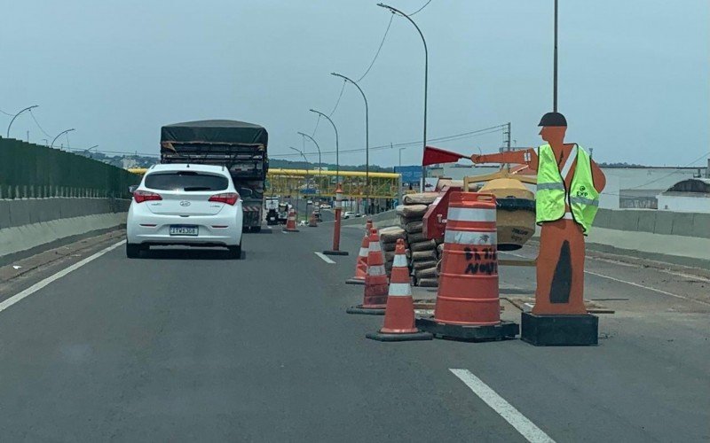 Afunilamento de pista no viaduto da Scharlau, no sentido Novo Hamburgo-Porto Alegre | abc+