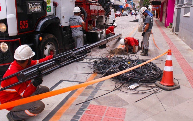 Obras da Rua Independência avançam com a retirada de fiação aérea nas primeiras quadras