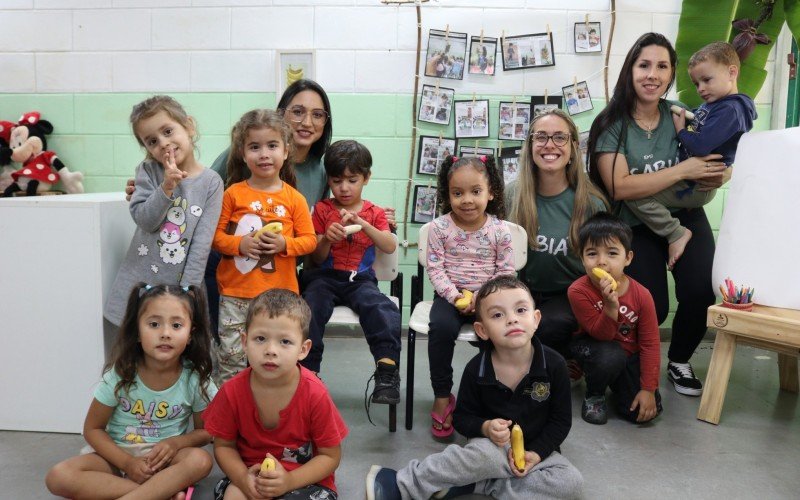 As crianças da FE3 da Emei Sabiá detalharam a pesquisa sobre a fruta  | abc+