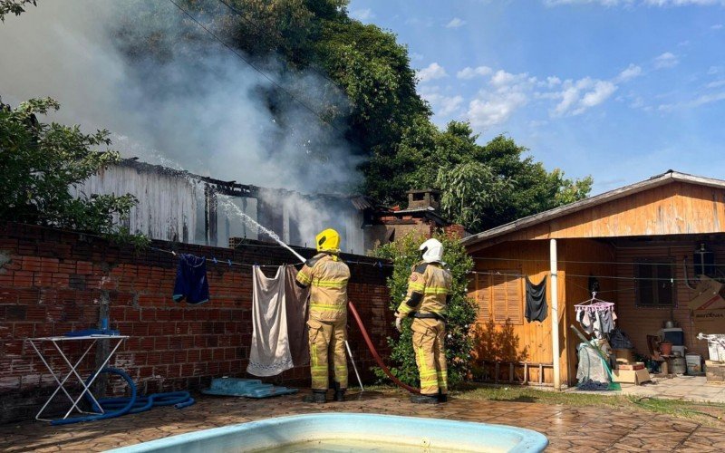 Incêndio destrói casa abandonada no Vale do Sinos | abc+