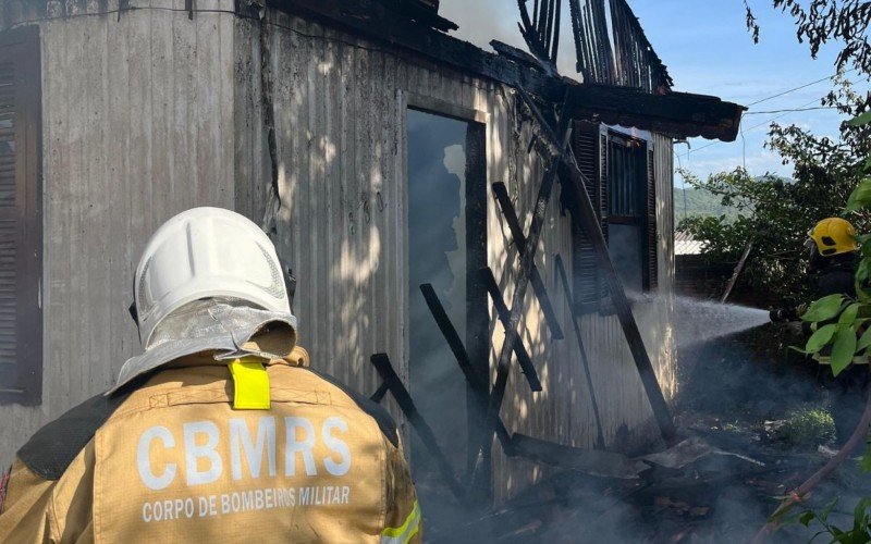 Incêndio destrói casa abandonada no Vale do Sinos | abc+