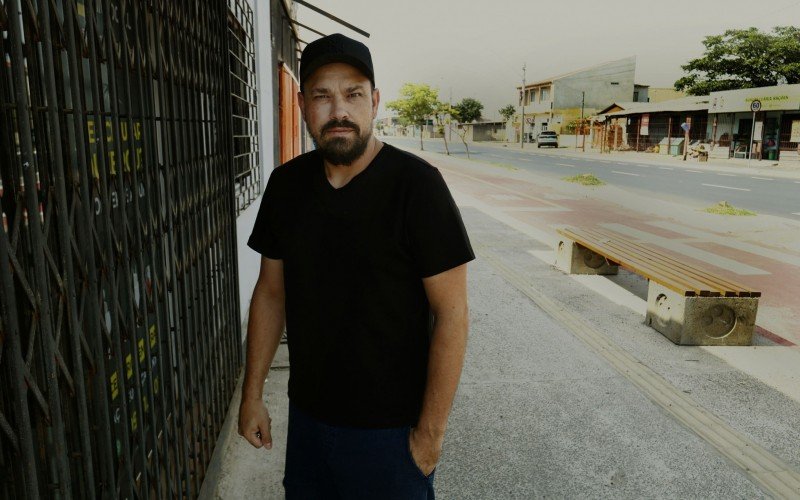 O comerciante Alex Flores está preocupado com o movimento na região e com a segurança da ciclovia em frente a sua loja