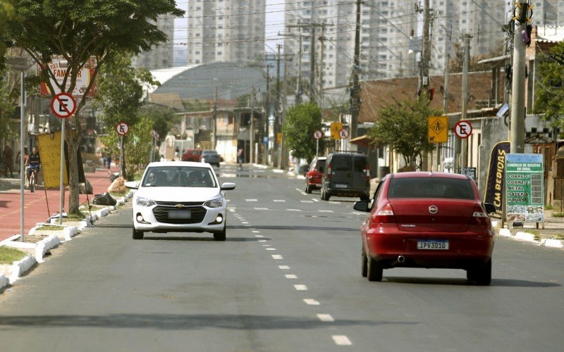 O carro branco está na contramão, enquanto que o vermelho segue o sentido correto da Avenida Engenheiro Irineu de Carvalho Braga, no Rio Branco