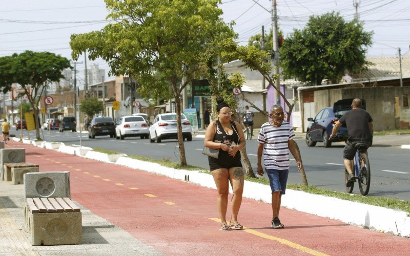 Ao lado da avenida foi instalada uma ciclovia, mas moradores reclamam da água acumulada e da proteção aos pedestres na esquina com a rua Boa Saúde