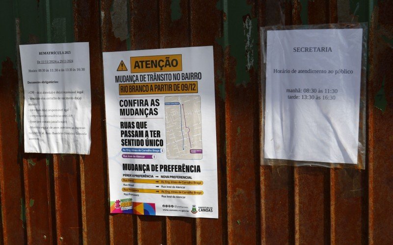 Emef Pinto Bandeira colocou um cartaz na porta, informando sobre as alterações no trânsito