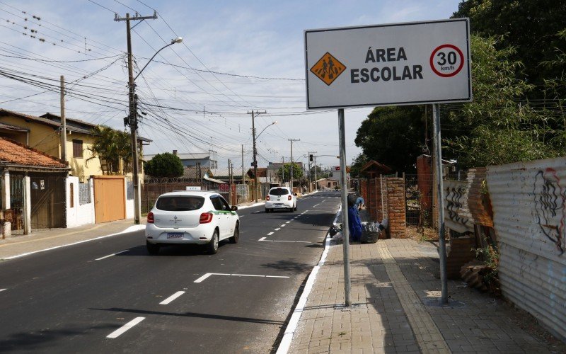 Na Rua José de Alencar, próximo à Emef Pinto Bandeira, tem uma placa sinalizando que é área escolar