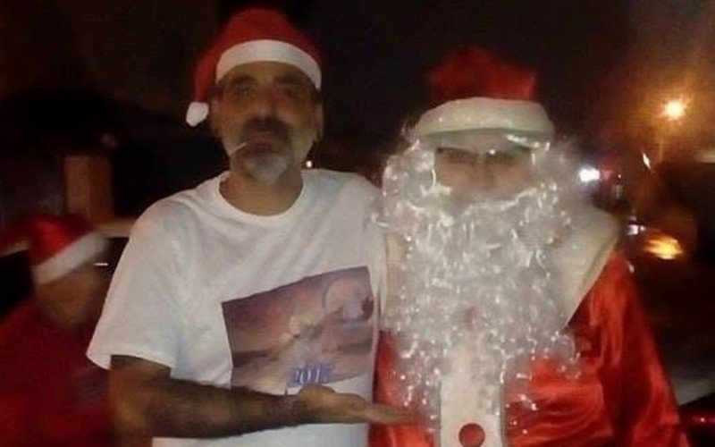 Marcelo, na foto ao lado do Papai Noel, fará as entregas dos presentes no dia 22 