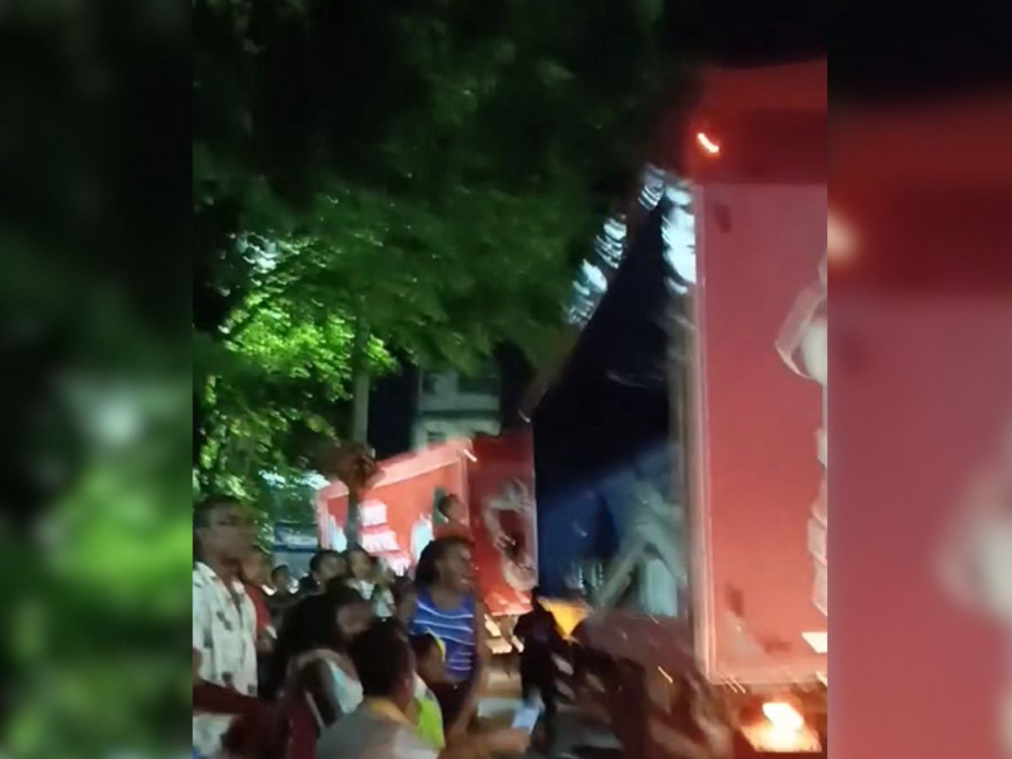 VÍDEO: Papai Noel é apedrejado durante passagem da Caravana de Natal da Coca-Cola