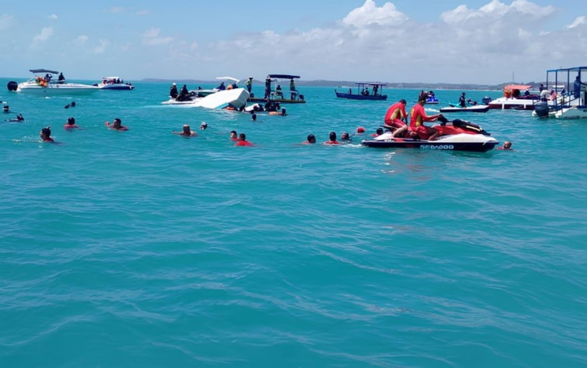 MARAGOGI: Naufrágio de catamarã com 50 ocupantes termina em morte