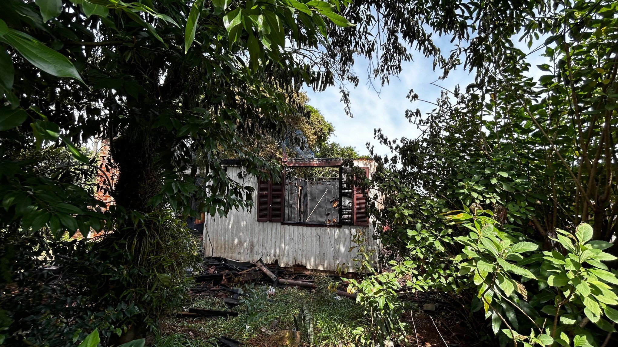 Incêndio destrói casa abandonada no Vale do Sinos