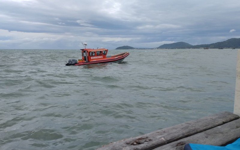 Equipes do CBMSC fazem buscas a adolescente que sumiu no mar | abc+