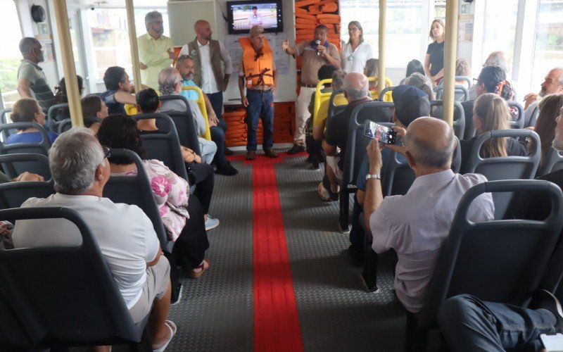 Passageiros receberam orientações durante o passeio do barco-escola