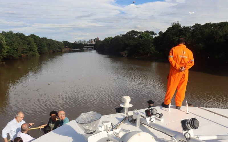 Primeiro passeio do barco-escola Peixe Dourado