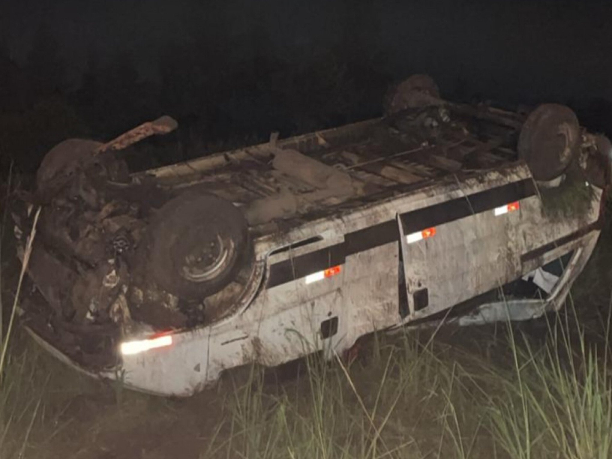 Van de famosa banda de bailão capota com os 9 integrantes do grupo em rodovia gaúcha