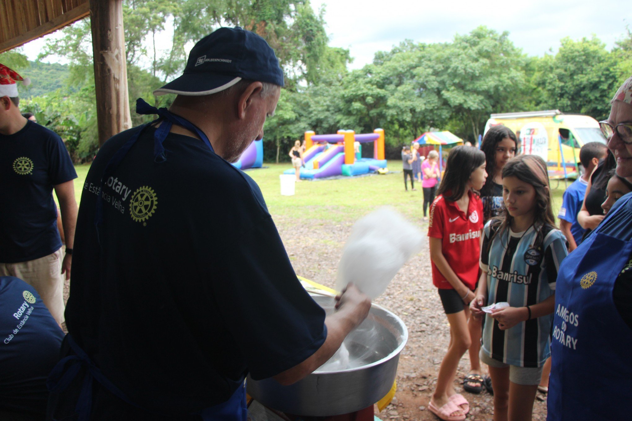 Rotary Club realiza evento de Natal com distribuição de brinquedos para 500 crianças