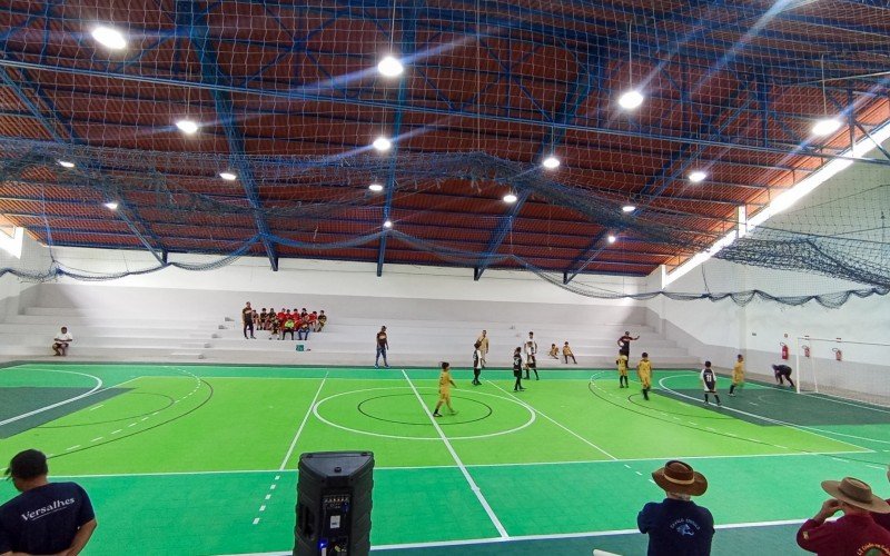 Jogo festivo marcou entrega da revitalização do Ginásio do Parque do Trabalhador