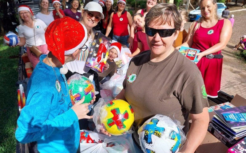 Chegada do Papai Noel: Mais de 2,5 mil presentes são entregues por voluntários a crianças da região | abc+